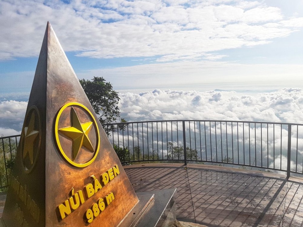 Cột mốc check-in trên đỉnh Núi Bà Đen
